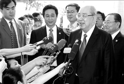吳伯雄率國(guó)民黨大陸訪問(wèn)團(tuán)抵達(dá)北京，在下榻的麗思卡爾頓酒店接受記者采訪。中新社發(fā)