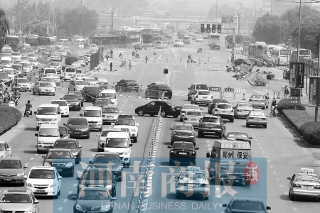花園路封道施工，通行不暢 王春勝/攝