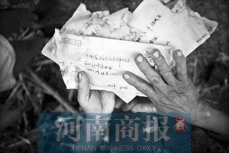 兒子寫來的每一封信，母親都小心翼翼地保管著