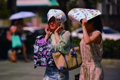 進(jìn)入7月份以來(lái)，南京出現(xiàn)了多個(gè)高溫天氣。本報(bào)資料圖片 劉瀏 攝