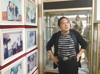 7月17日，王林向記者講述合影背后的故事。王林很樂(lè)于展示他和高官、名流的合影，但有官員曾回應(yīng)，合影不代表什么，有時(shí)候只是礙于朋友情面見(jiàn)他一下。新京報(bào)首席記者 張寒