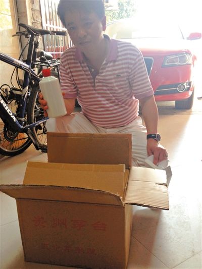 7月19日，王林的“徒弟”鄒勇向記者展示他從王林那里買到的“特供”酒。新京報(bào)首席記者 張寒