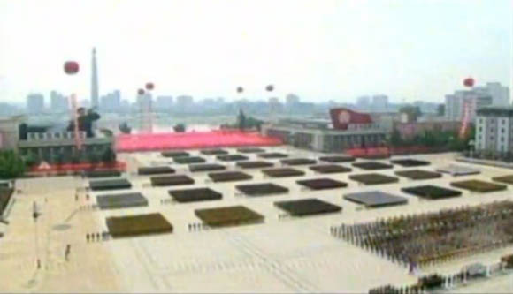 7月27日是《朝鮮停戰(zhàn)協(xié)定》簽署60周年紀(jì)念日，朝鮮在首都平壤舉行的盛大的閱兵儀式。圖為閱兵廣場(chǎng)。