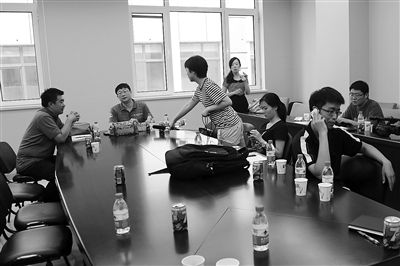 昨日，什剎海街道辦事處第四會(huì)議室，“什剎海女童練攤父親被打”事件的通氣會(huì)現(xiàn)場(chǎng)。