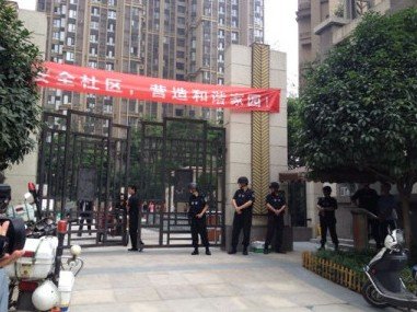 成都成華區(qū)發(fā)生警匪槍?xiě)?zhàn) 兩疑犯被制服1人在逃