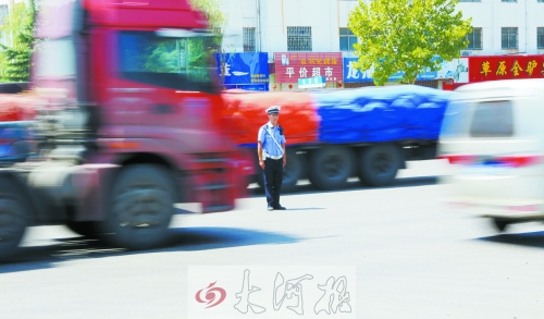 連霍高速受橋梁爆破影響禁止通車，310國道車流量迅速增加，當(dāng)?shù)亟痪块T安排大量警力保障道路暢通。
