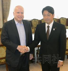 21日上午，美國共和黨資深參議員麥凱恩（左）與日本防衛(wèi)相小野寺在防衛(wèi)省會談前握手。（圖片來源：日本共
