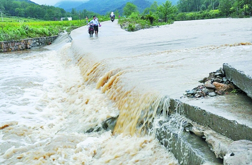 短時強降雨攜帶泥土、沙石、樹木等造成災(zāi)害