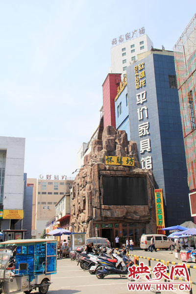 在該酒店一層的入口處，屹立著一座4層樓高的假山，氣勢(shì)雄偉。