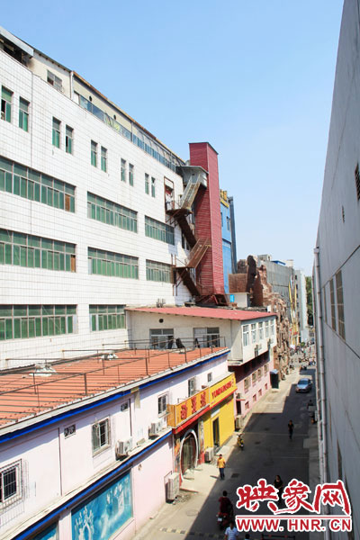 該家具賣場(chǎng)共6層樓，第7層建筑與其他樓層風(fēng)格迥然不同，有明顯后期加蓋痕跡
