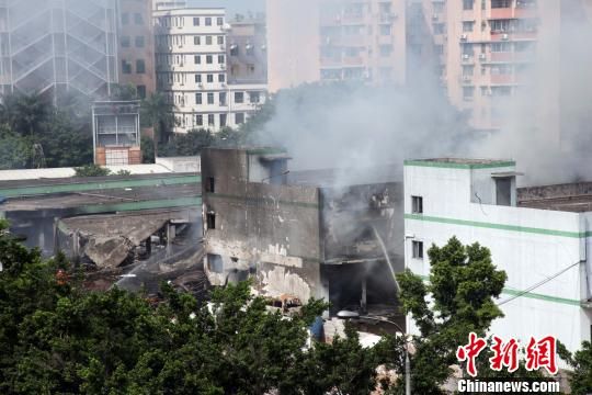 廣州白云區(qū)一倉(cāng)庫(kù)爆炸致4死36傷，事發(fā)3個(gè)多小時(shí)后現(xiàn)場(chǎng)仍冒著白煙?！「邩s權(quán) 攝