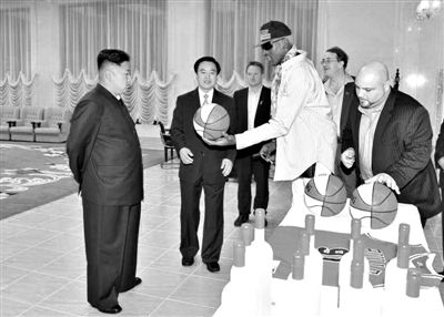 平壤，朝鮮最高領(lǐng)導(dǎo)人金正恩接待再次來訪的美國籃球明星羅德曼。