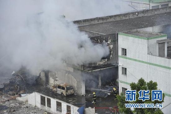 9月10日，消防人員在爆炸現(xiàn)場撲救火情。 新華社記者 梁旭 攝