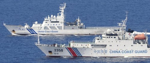 日本海上保安廳的4艘巡邏船則在數(shù)百米開(kāi)外與之并列航行，展開(kāi)一對(duì)一較量。