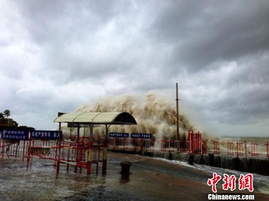 汕頭澄海萊蕪碼頭潮位猛漲，巨浪洶涌。