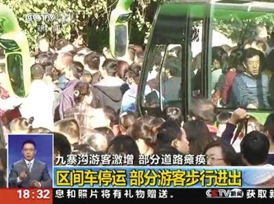 部分游客因等候時(shí)間長(zhǎng)，強(qiáng)行攔停區(qū)間車(chē)。