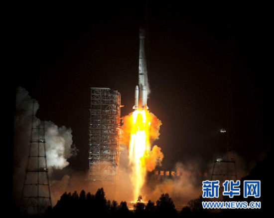12月21日,載有玻利維亞通信衛(wèi)星的長征三號乙運(yùn)載火箭點(diǎn)火發(fā)射。當(dāng)日零時(shí)42分,我國在西昌衛(wèi)星發(fā)射中心用長征三號乙運(yùn)載火箭,成功將玻利維亞通信衛(wèi)星發(fā)射升空,衛(wèi)星順利進(jìn)入預(yù)定軌道。玻利維亞通信衛(wèi)星是該國擁有的第一顆衛(wèi)星。新華社記者 燕雁 攝