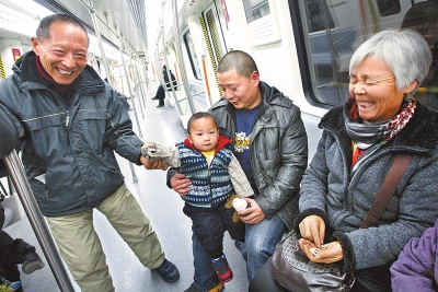 乘客中有80歲的老人，也有幾歲大的小孩，他們眼神共同傳遞著：新鮮和好奇。記者王錚攝