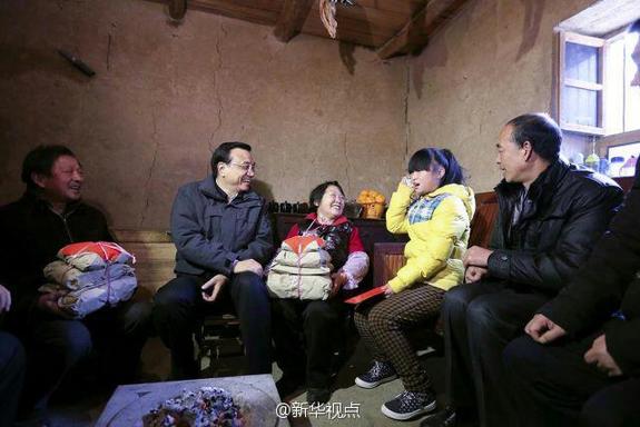 27日，李克強(qiáng)到安康旬陽金坡村看望留守兒童。