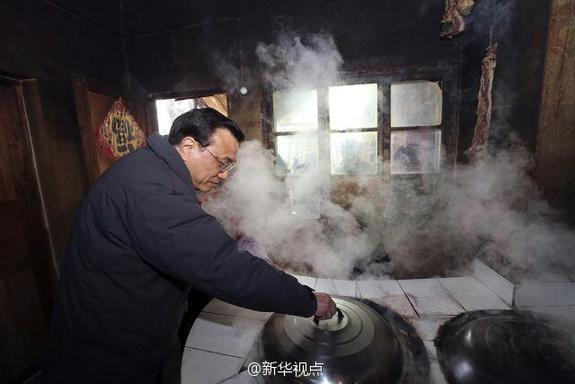 27日，李克強(qiáng)到安康旬陽金坡村看望留守兒童。