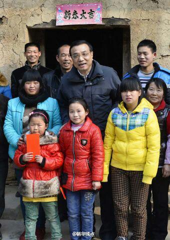 27日，李克強(qiáng)到安康旬陽金坡村看望留守兒童。