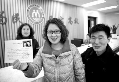 2014年1月27日，浙江臺(tái)州，王傳遠(yuǎn)、陳芳芳夫妻倆舉起再生育證向人們展示。圖/東方IC