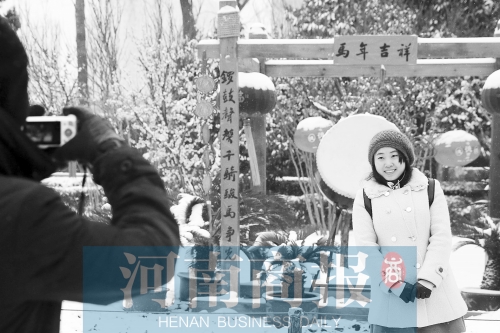 紫荊山公園里布置喜慶，引來(lái)不少游客合影留念。記者 楊東華/攝