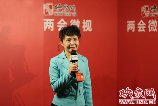 在映象網(wǎng)全國兩會(huì)北京演播室，全國人大代表、河南理工大學(xué)音樂學(xué)院副院長游吟歌做客《兩會(huì)微視》訪談.