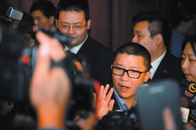 3月10日23時許，與馬航失聯(lián)航班部分乘客家屬乘坐同一航班的乘客在北京首都機場辦理值機手續(xù)。新華社