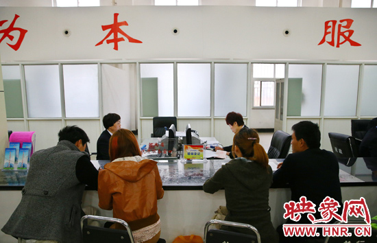 在陽光大廈一樓大廳內(nèi)，分布著人社局、民政局等與群眾利益相關(guān)的民生服務(wù)窗口。