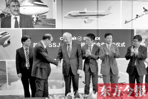 　昨日，“蘇霍伊SSJ-100飛機項目”合作簽約儀式在鄭州舉行