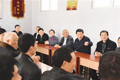 3月17日，習(xí)近平在河南省蘭考縣東壩頭鄉(xiāng)張莊村村委會與干部群眾座談，聽取意見和建議。