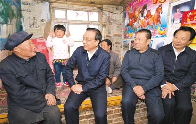 3月27日，李克強(qiáng)在內(nèi)蒙古自治區(qū)翁牛特旗橋頭鎮(zhèn)太平莊村看望貧困戶。