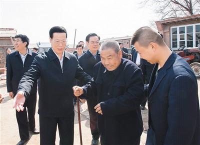 3月26日，張高麗在吉林省農(nóng)安縣農(nóng)安鎮(zhèn)小橋子村看望貧困戶王井山一家。
