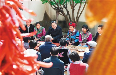 3月24日，俞正聲在云南省武定縣插甸鄉(xiāng)彝族小院農(nóng)戶家中進(jìn)行座談交流，聽取基層黨員群眾意見建議。