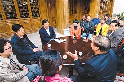 3月23日，劉云山在陜西省咸陽市禮泉縣煙霞鎮(zhèn)袁家村與基層干部群眾座談，聽取對教育實(shí)踐活動的意見建議。
