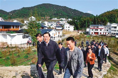 3月25日，張德江在福建省上杭縣古田鎮(zhèn)吳地村看望群眾。