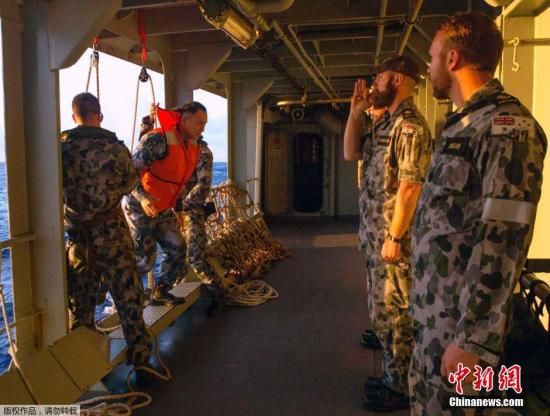 　據(jù)澳大利亞海軍4月11日發(fā)布的圖片顯示，中澳海軍海上聯(lián)合搜尋失聯(lián)客機(jī)。據(jù)悉，澳大利亞總理當(dāng)天表示，澳方執(zhí)行搜尋失聯(lián)客機(jī)任務(wù)的搜救人員已獲知黑匣子的大致位置。