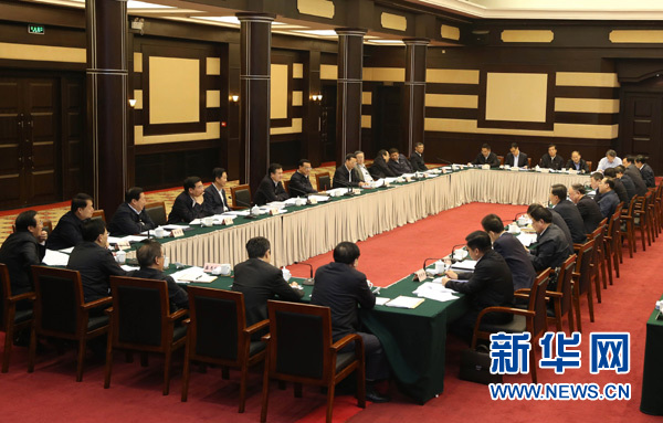 4月28日，中共中央政治局常委、國務(wù)院總理李克強在重慶主持召開座談會