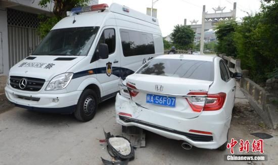  4月28日，福建省福州市閩侯縣發(fā)生一起惡性駕車撞人事件，圖為被撞車輛損毀嚴(yán)重。經(jīng)初查，該肇事男子叫林某新（漢族，37歲，福州長樂人），因婚姻問題，情緒失控，駕車從閩侯縣青口鎮(zhèn)往尚干鎮(zhèn)方向，沿奔馳大道行駛，連續(xù)撞人。中新社發(fā) 劉可耕 攝