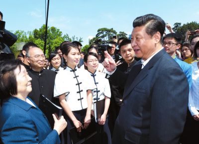 習(xí)近平在校園觀看北大師生紀(jì)念五四運(yùn)動(dòng)95周年青春詩(shī)會(huì)時(shí)同朗誦者親切交談。新華社發(fā)