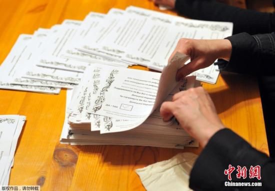 　　當(dāng)?shù)貢r(shí)間2014年5月11日，烏克蘭東部地區(qū)選舉工作人員開始公投計(jì)票工作。