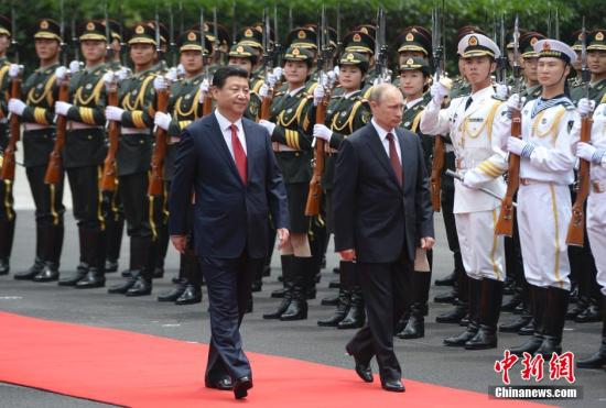 5月20日，中國(guó)國(guó)家主席習(xí)近平在上海舉行儀式歡迎俄羅斯總統(tǒng)普京訪華。中新社發(fā) 廖攀 攝