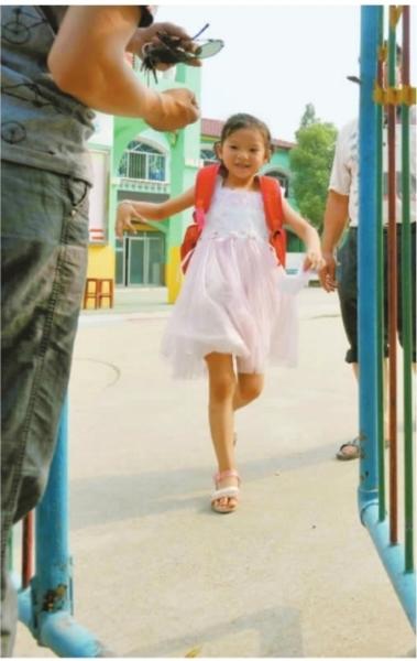 　　昨日，潛江市浩口鎮(zhèn)第三小學(xué)已被戒嚴(yán)，下午幼兒園學(xué)生放學(xué)時，一些家長前來接孩子