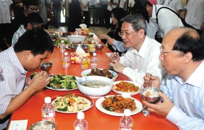 昨日中午，國臺辦主任張志軍（右二）在臺中市長胡志強(qiáng)的陪同下和盲校的孩子共進(jìn)午餐。當(dāng)晚，張志軍結(jié)束訪臺回京。 新華社發(fā)