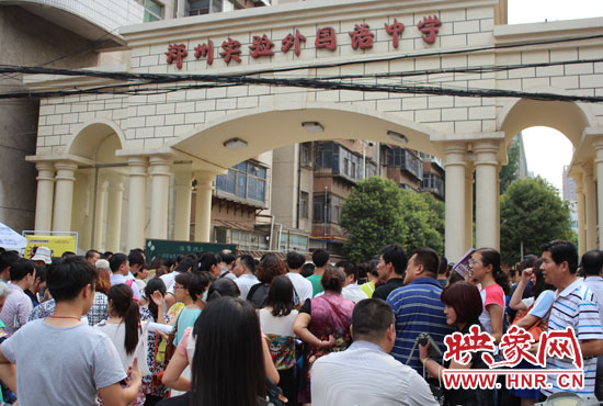 考試快結(jié)束時(shí)，陪考的家長(zhǎng)涌入學(xué)校接孩子。