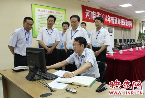 副省長徐濟(jì)超在高招錄取現(xiàn)場聽取工作人員匯報(bào)。