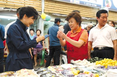 5日，韓國(guó)首爾，韓國(guó)總統(tǒng)樸槿惠在中秋前視察市場(chǎng)，購(gòu)買(mǎi)過(guò)節(jié)食品。