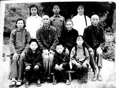 1970年，何兆勝一家人在荊門合影，中排左二為何兆勝。