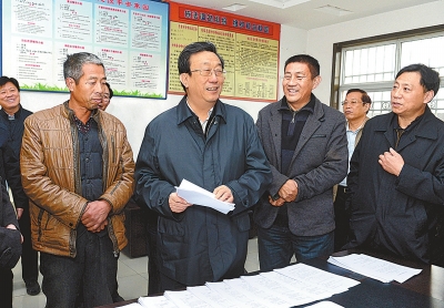 11月25日下午，省委書記、省人大常委會主任郭庚茂在延津縣石婆固鎮(zhèn)集北村與村民親切交談。